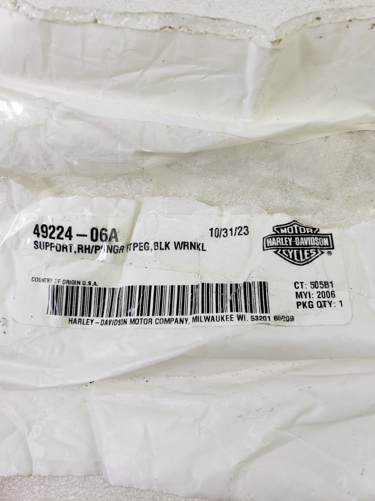 Harley-Davidson 49224-06A RH Passenger Footpeg Support for 06–17 Dyna Models1