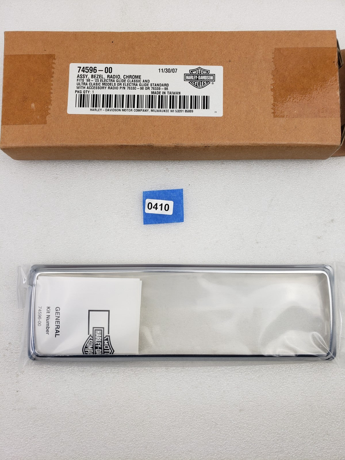 Harley-Davidson 74596-00 Chrome Radio Trim Bezel for 98-05 Electra Glide Classic0