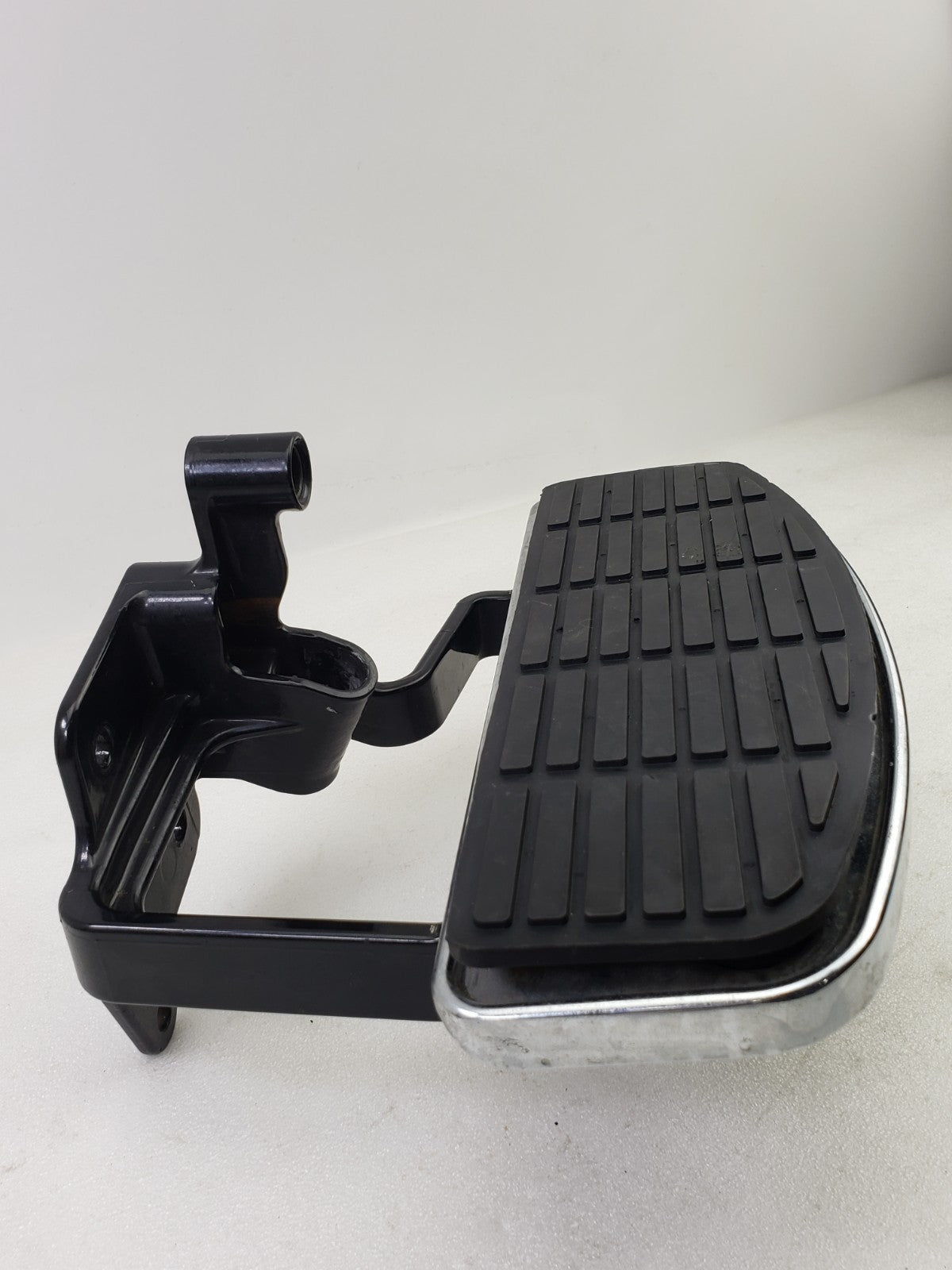 Harley-Davidson 2003 Fatboy LH Left Floorboard Mount + Floorboard 33630-00A2