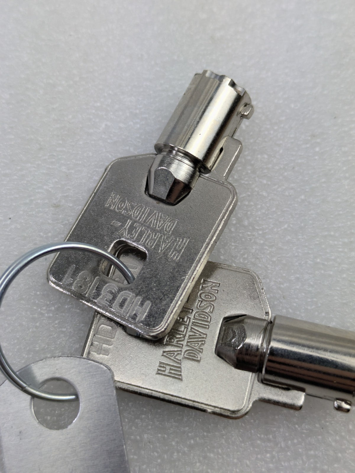 Genuine OEM Harley-Davidson Barrel Key Set Pair 71452-91A / 90300043 CODE: 31813
