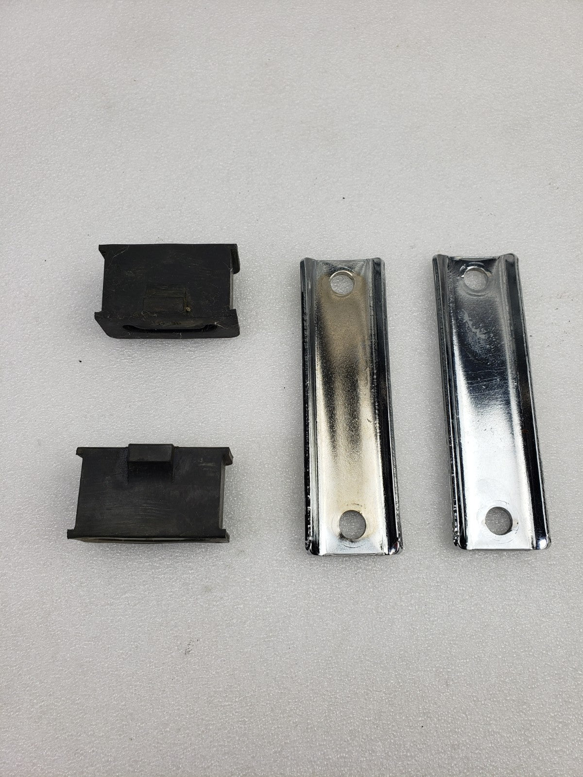 Genuine Harley Davidson Touring Muffler Bracket Set Pair 65723 85 / 65724 85A4